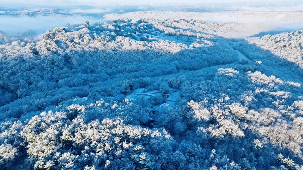 Vue d'un chalet du Village Enchanteur pour savoir que faire en Dordogne en hiver.