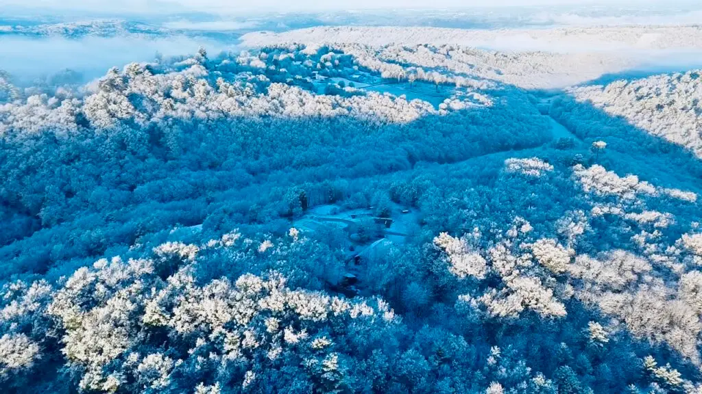 Vue d'un chalet du Village Enchanteur pour savoir que faire en Dordogne en hiver.