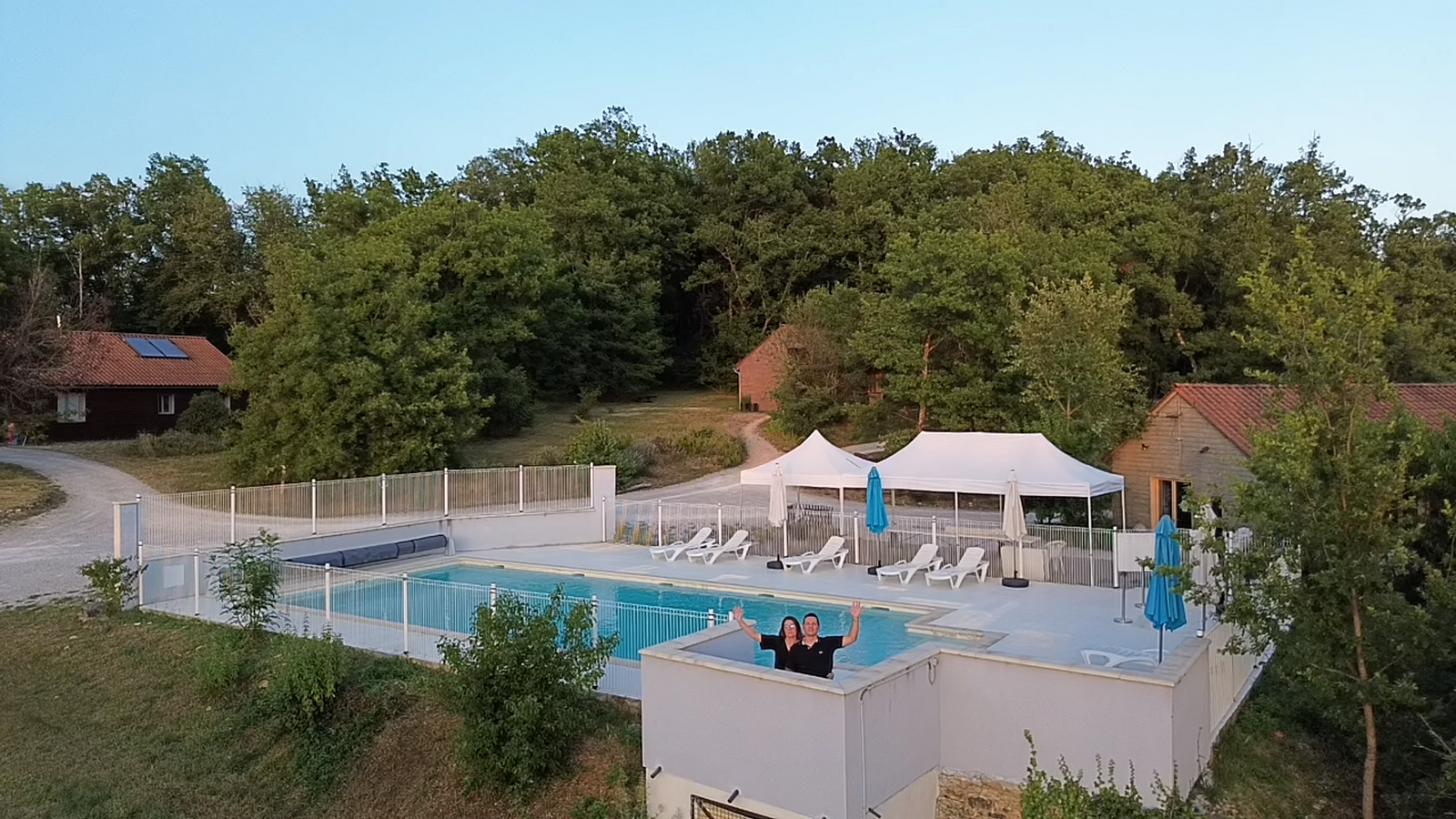 Yann et Émilie, vos hôtes, accueillant des vacanciers dans leur village de gîtes Dordogne